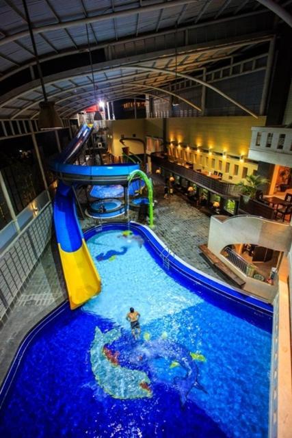Crown Victoria Hotel Тулунгагунг Экстерьер фото